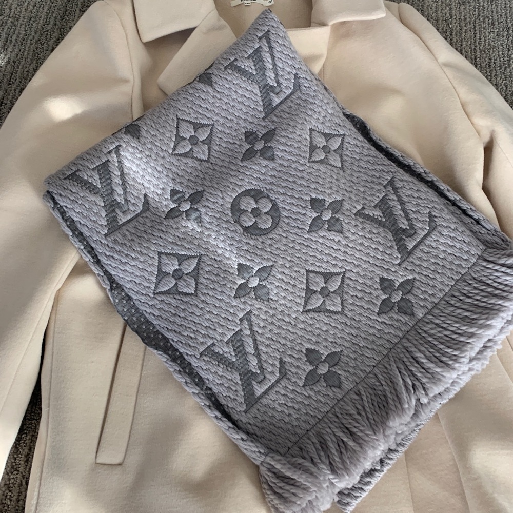 louis viitton scarf like new